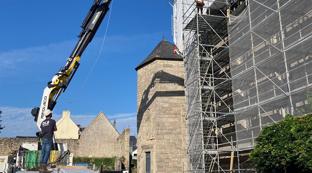 Grutage des nouveaux éléments de charpente